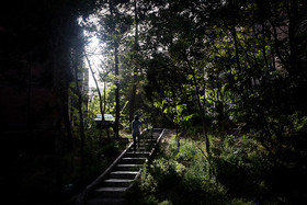  مریم در حال تمرین در محوطه‌ی محل زندگی خود.